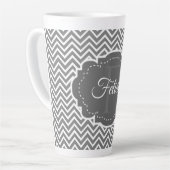 Grey Chevron Personnalisé Latte Mug (Angle gauche)