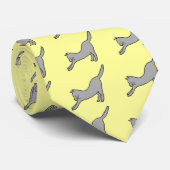 Grey Stretching Cat op Gele Mode Stropdas (Opgerold)