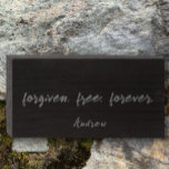 Grey sur Black Trendy pardonné. Devis personnalisé<br><div class="desc">Vous pouvez faire votre propre signature stylisée personnalisée avec un nom ou une date en bas et votre citation inspirante ou verset Bible personnalisé. Ce gris minimaliste sur le noir dans la typographie moderne est une citation de la foi chrétienne, "Pardonné. GRATUIT. Pour toujours." Cette citation spirituelle inspirante fait référence...</div>