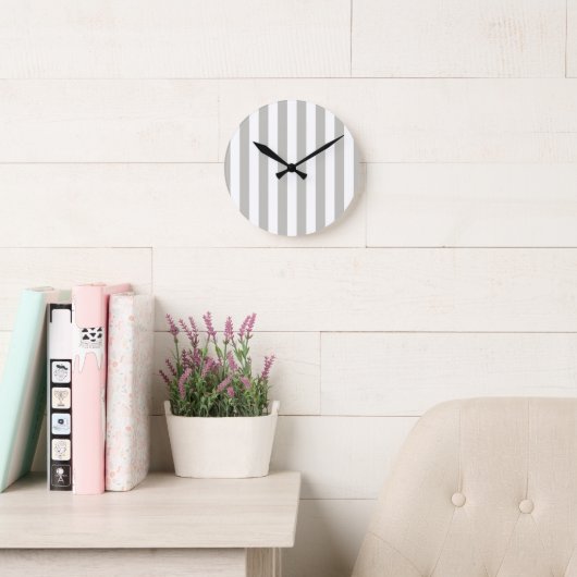 Grey & White Stripe Clock Ronde Klok (Leeskamer)