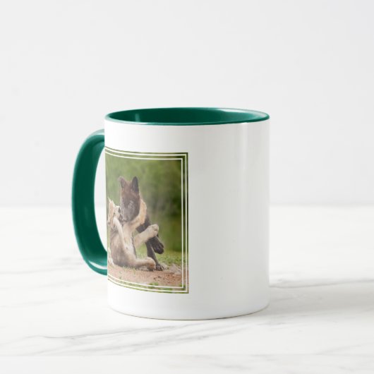 Grey Wolf Pups Worstelen Mok (Voorkant links)