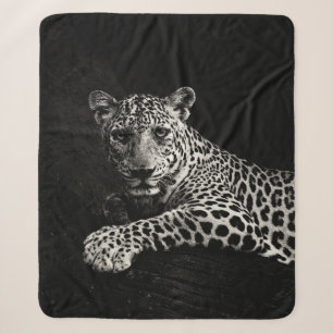 GREYSCALE FOTO VAN LYING LEOPARD SHERPA DEKEN