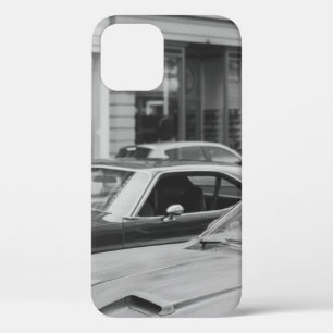 GREYSCALE FOTOGRAFIE VAN AUTO'S OP DE WEG BESIDE G iPhone 12 HOESJE