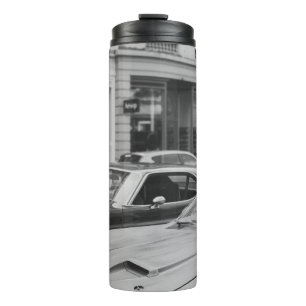 GREYSCALE FOTOGRAFIE VAN AUTO'S OP DE WEG BESIDE G THERMOSBEKER