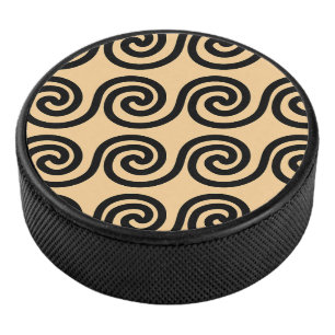 Griekse Meander Sleutelgolven Patroon Bruin Hockey Puck