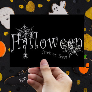 Griezelige Elegantie: Halloween Spinnenweb Design Briefkaart