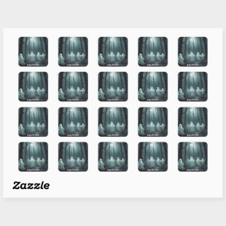 Griezelige geesten zweven door een spookachtig bos vierkante sticker