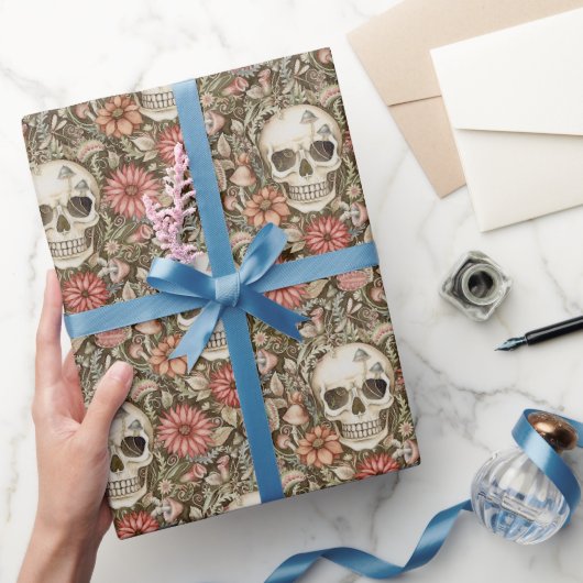 Griezelige Schedels & Rode Bloemen Cadeaupapier (Geschenken)