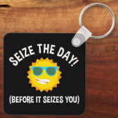 Grijp de dag! (voordat het je aangrijpt) sleutelhanger (Achterkant)