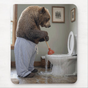 Grijpbeer die een overlopende wc doorstoot muismat