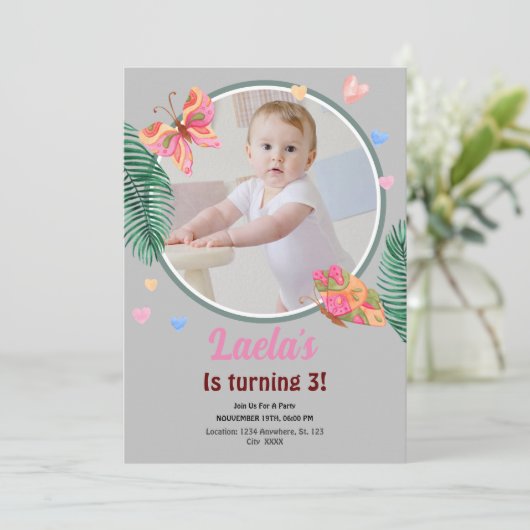 Grijs 1e Verjaardag Vlinder Uitnodiging met Foto (Staand voorkant)