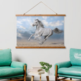 Grijs Arabisch paard galoppeert door zandlandschap Hangend Wandkleed