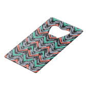 Grijs, Blauwgroen en koraal met Chevron Pattern Kredietkaart Flessenopener (Achterkant Gekanteld)
