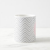 Grijs en Blush Chevron Pattern Monogram Mok (Center)