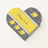 Grijs en geel met een naam en liefdesharten notitieboek (Achterkant)
