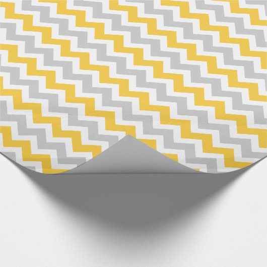 Grijs en Geel Zigzag Chevron Stripes Cadeaupapier (Hoek)