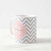 Grijs en Lichtroze Chevron Custom Monogram Koffiemok (Voorkant links)