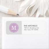 Grijs en Lila Paarse Modern Chevron Monogram Etiket (Insitu)