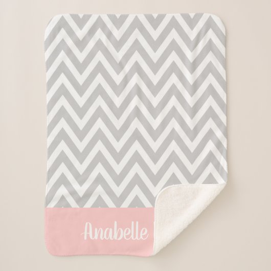 Grijs en Roze Chevron Baby Naam Monogrammed Sherpa Deken (Voorkant)