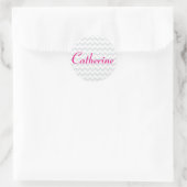 Grijs en Wit Chevron met Vet Script Naam Ronde Sticker (Tas)