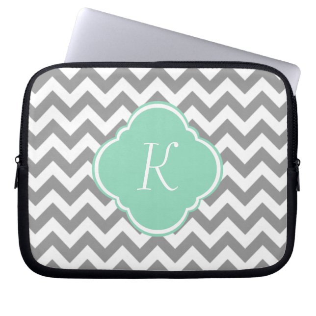 Grijs en wit Chevron Stripe Aangepast monogram Laptop Sleeve (Voorkant)