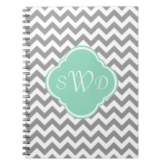 Grijs en wit Chevron Stripe Aangepast monogram Notitieboek