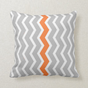Grijs en wit Chevron Zigzag met Oranje streep Kussen