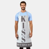 grijs en wit houden het Super Sexy KISS Schort (Gedragen)