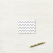 Grijs en wit Zigzag Chevron Pattern Post-it® Notes (Op bureau)