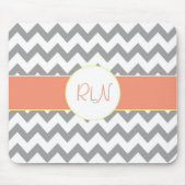 Grijs en zalm Chevron Striped Monogram Muismat (Voorkant)