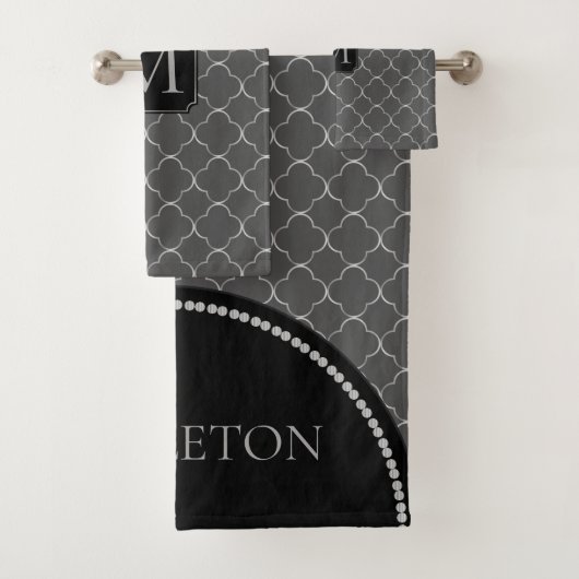 Grijs en Zilver Quatrefoil - Monogram Bad Handdoek (Insitu)