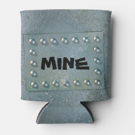 Grijs metaal met tekst bord op koelbox blikjeskoeler (Voorkant)