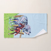 Grijs Moederpaard door hek in gras met Baby Colt Bad Handdoek (Handdoek)