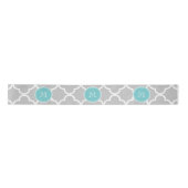 Grijs Quatrefoil Patroon, Blauwgroen Monogram Lint (Voorkant)