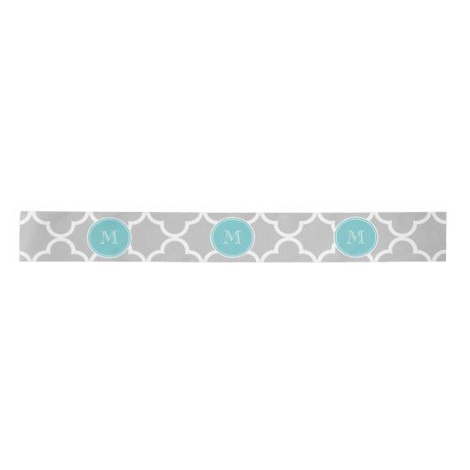 Grijs Quatrefoil Patroon, Blauwgroen Monogram Lint (Voorkant)