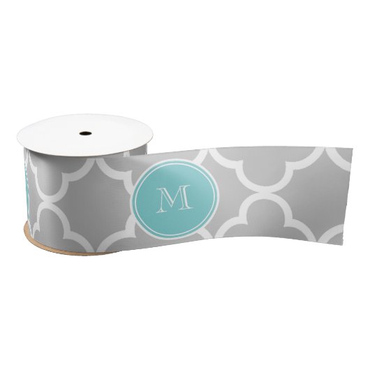 Grijs Quatrefoil Patroon, Blauwgroen Monogram Lint (Spoel)