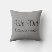 Grijs "We Did" Monogrammed Outdoor Kussen (Achterkant)