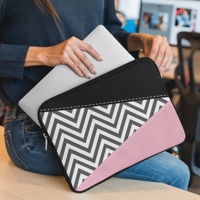 Grijs zigzag, Grijze Chevron, Zigzag Pattern, Roze Laptop Sleeve (Creator heeft geüpload)