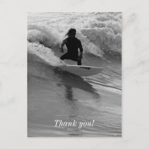 Grijsgetinte surfers op de golven briefkaart