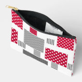 Grijsrode stip patchwork op witte achtergrond etui (Open)