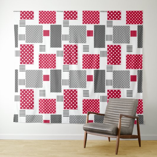 Grijsrode stip patchwork op witte achtergrond wandkleed (In Situ (horizontaal))