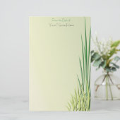 Grijsschaduw over groene grasgrens briefpapier (Staand voorkant)