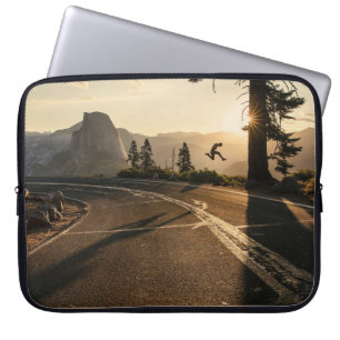 Grijze asfaltweg nabij berg in de ochtend laptop sleeve