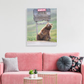 Grijze beer speelt met bord canvas afdruk (Insitu (Woonkamer))