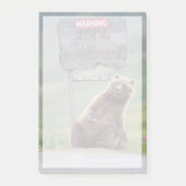 Grijze beer speelt met bord post-it® notes (Voorkant)