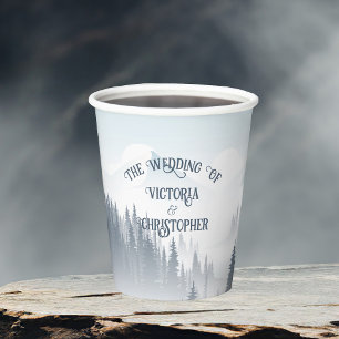 Grijze berg mist bos wildernis winter bruiloft papieren bekers