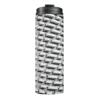 Grijze betonbouw thermosbeker