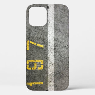 Grijze betonvloer met 197 bedrukte plaat iPhone 12 hoesje