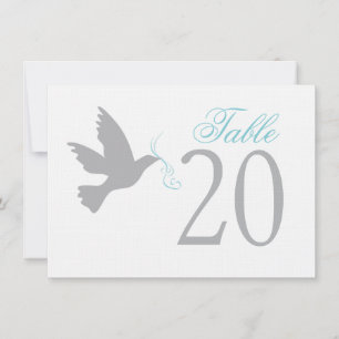 Grijze duif met blauwe tafelnummers voor het huwel