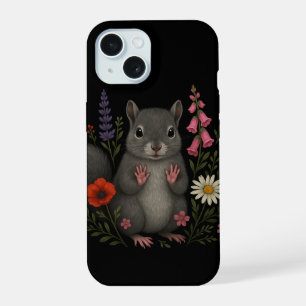 Grijze Eekhoorn Tussen de Bloemen – Donkere Cottag iPhone 15 Hoesje